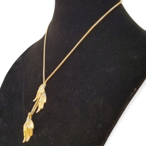 VINTAGE GOLDTONED SNAKE CHAIN & GOLD LEAF PENDANT DROP NECKLACE - Picture 2 of 3